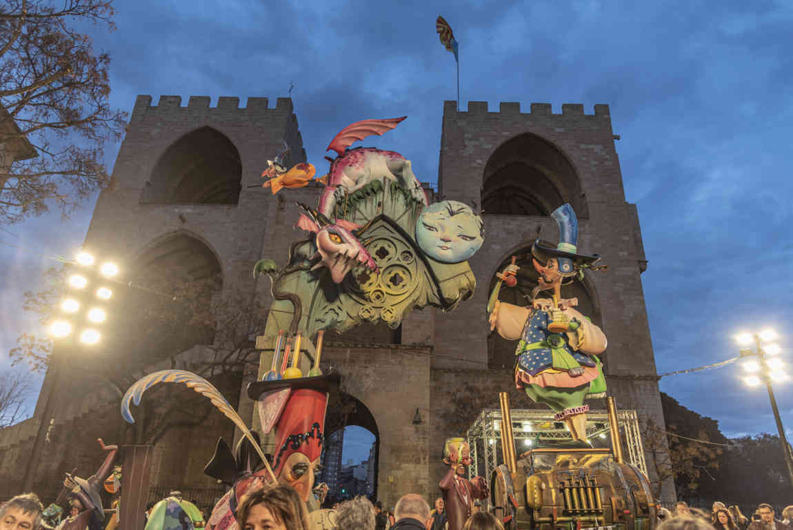 Valencia - fallas 2023 - falla Torres de Serranos 03.jpg